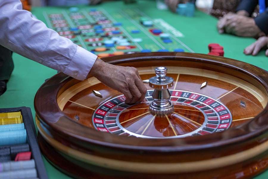 Suasana interior kasino dengan meja permainan dan pencahayaan hangat