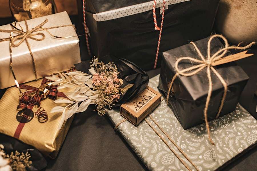 Kado berpita emas di atas meja