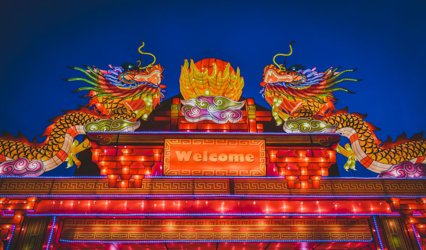 Lampion naga merah dan emas pada festival malam