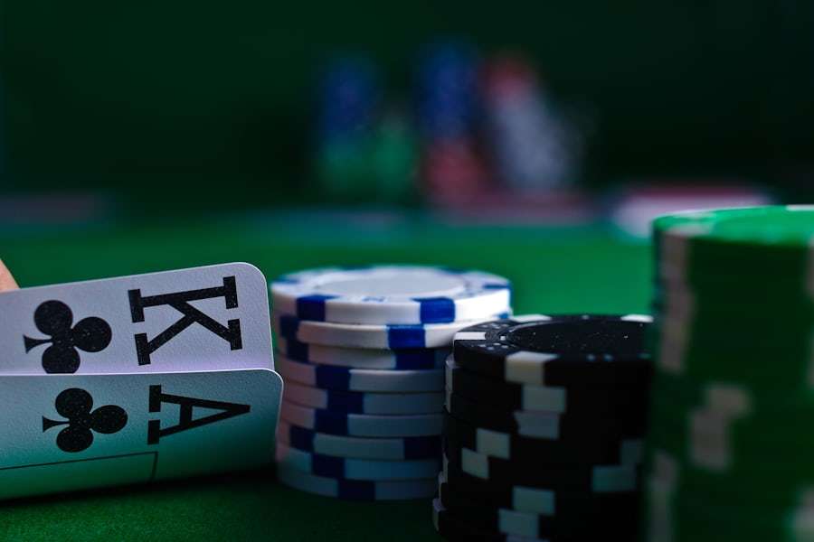 Kartu remi dan keping poker tergeletak di atas meja kain hijau