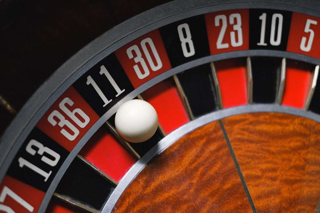 Roda roulette dengan bola di atasnya di meja kasino