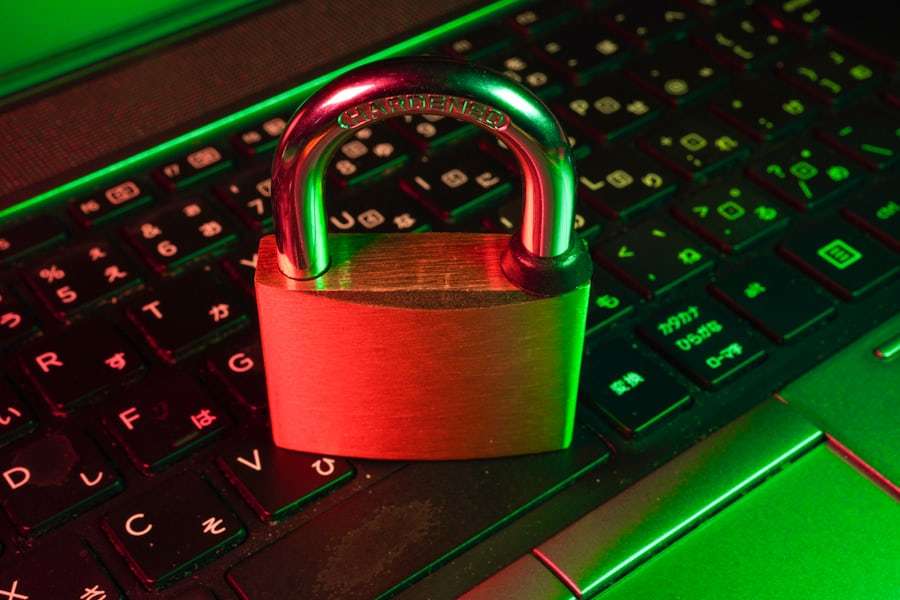 Gembok digital dengan latar keyboard